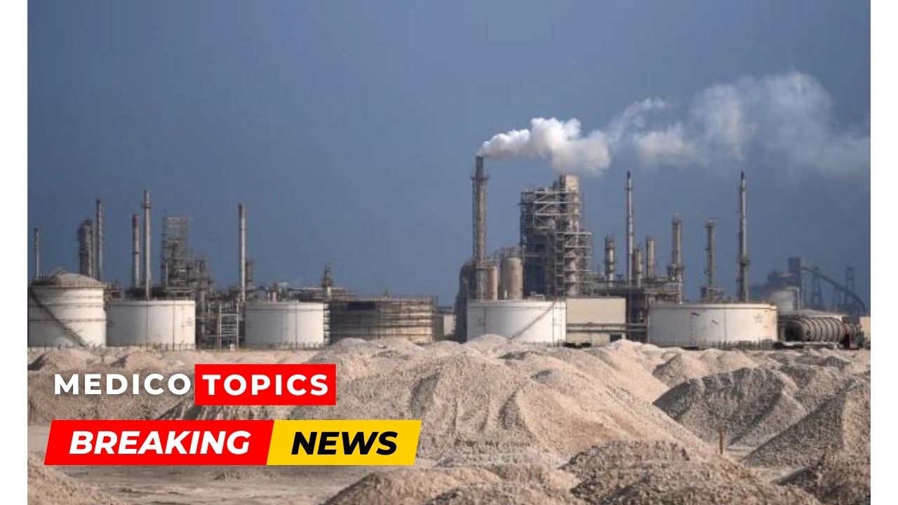 A Scottish worker was discovered "bludgeoned" to death, while another was attacked on an oil rig off the coast of Qatar, prompting police to launch a murder investigation.