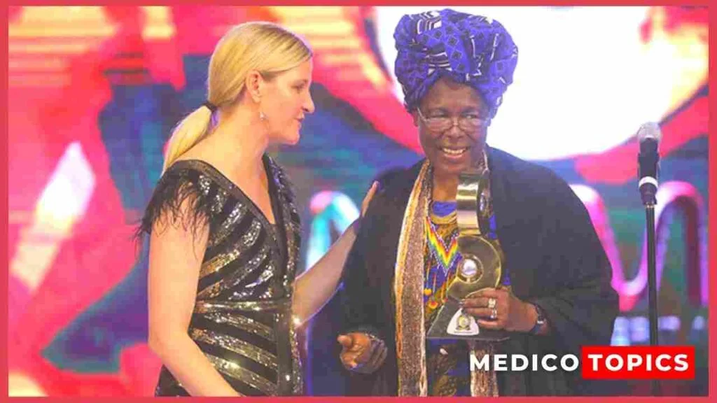 Stella Chiweshe receiving the Lifetime Achievement award